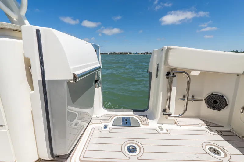 Slide: The Image of Boston Whaler 320 VANTAGE 2020 - 38