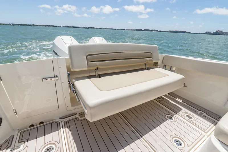 Slide: The Image of Boston Whaler 320 VANTAGE 2020 - 40