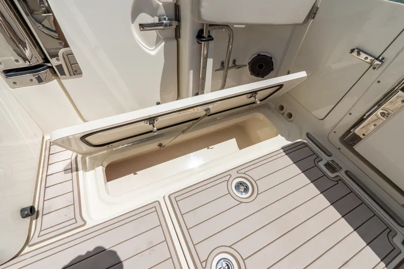 Slide: The Image of Boston Whaler 320 VANTAGE 2020 - 42