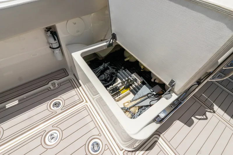 Slide: The Image of Boston Whaler 320 VANTAGE 2020 - 43