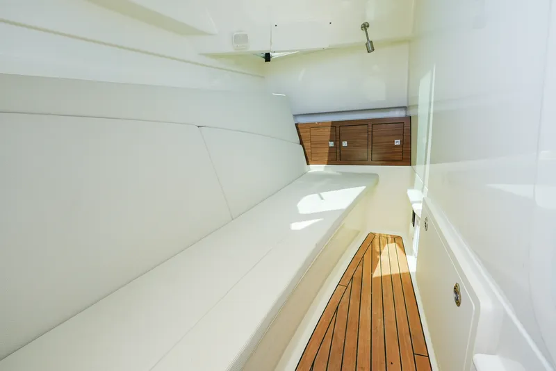 Slide: The Image of Boston Whaler 320 VANTAGE 2020 - 44