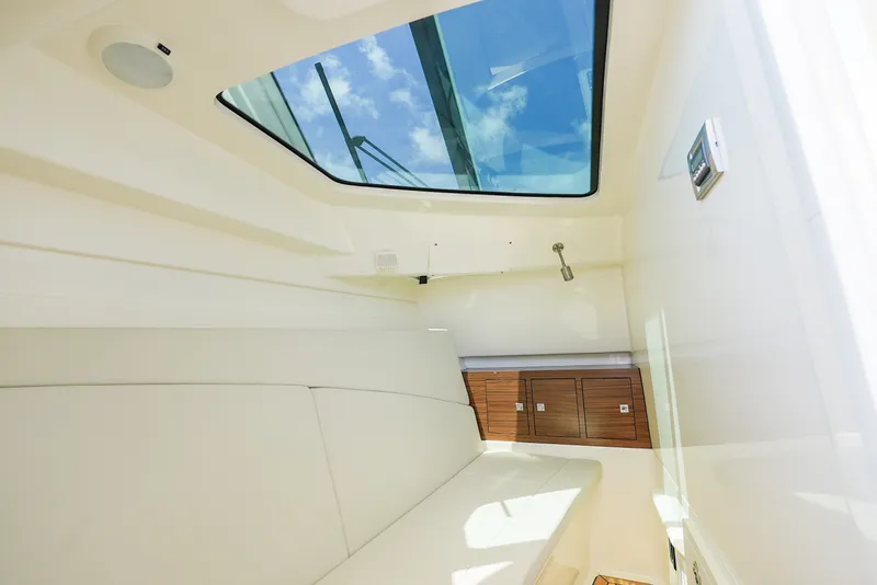 Slide: The Image of Boston Whaler 320 VANTAGE 2020 - 45