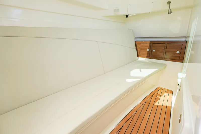 Slide: The Image of Boston Whaler 320 VANTAGE 2020 - 46