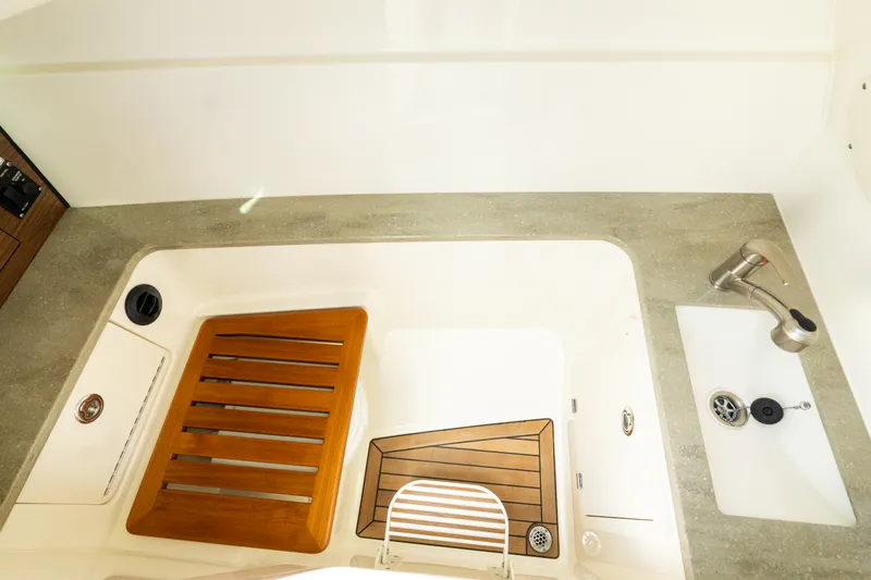 Slide: The Image of Boston Whaler 320 VANTAGE 2020 - 47