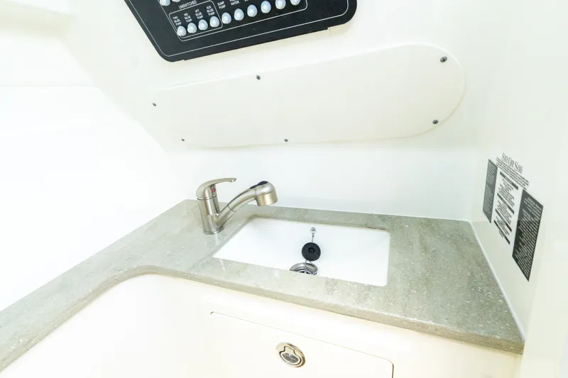 Slide: The Image of Boston Whaler 320 VANTAGE 2020 - 48