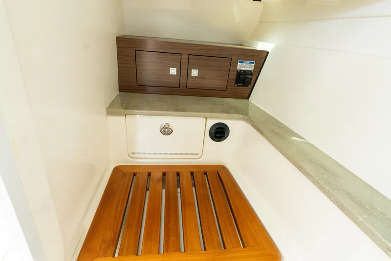 Slide: The Image of Boston Whaler 320 VANTAGE 2020 - 51