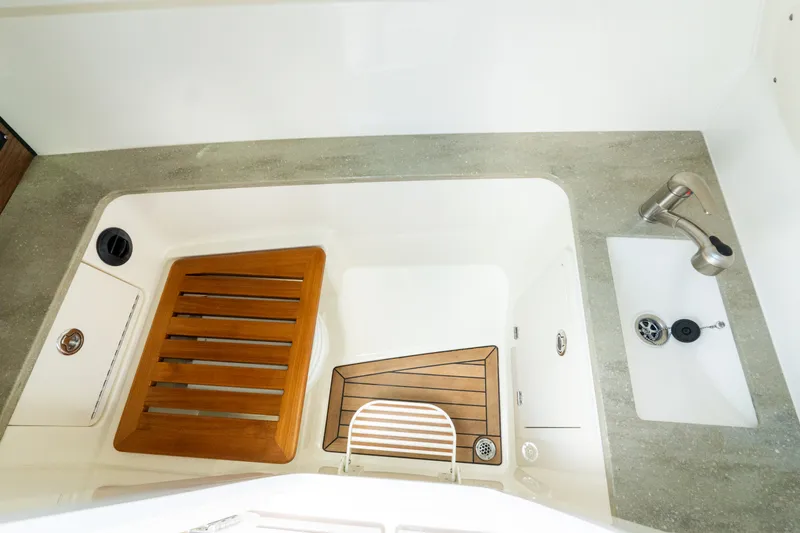 Slide: The Image of Boston Whaler 320 VANTAGE 2020 - 52