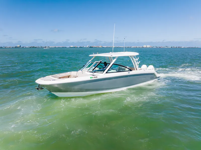 Slide: The Image of Boston Whaler 320 VANTAGE 2020 - 6