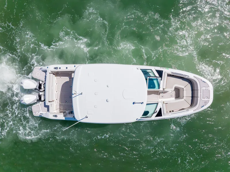 Slide: The Image of Boston Whaler 320 VANTAGE 2020 - 7