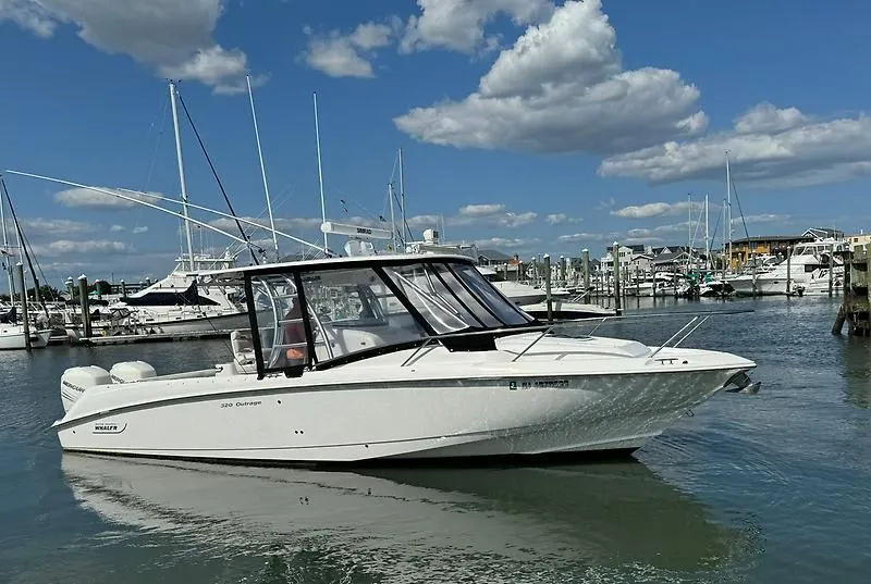 The Image of Boston Whaler 32 Outrage Cuddy 2006 - 0