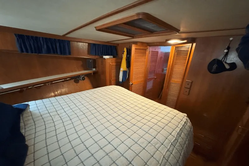 Slide: The Image of Ocean Alexander 40 SEDAN 1983 - 23