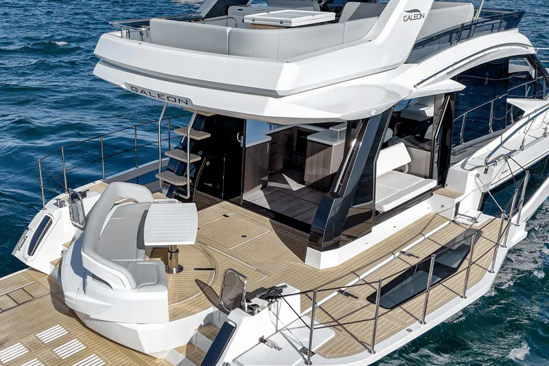 Slide: The Image of Galeon 500 FLY 2025 - 13