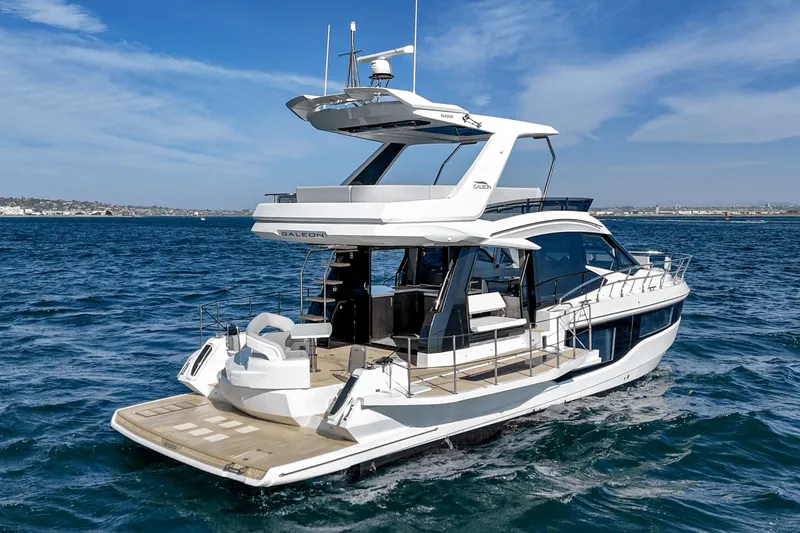 Slide: The Image of Galeon 500 FLY 2025 - 15