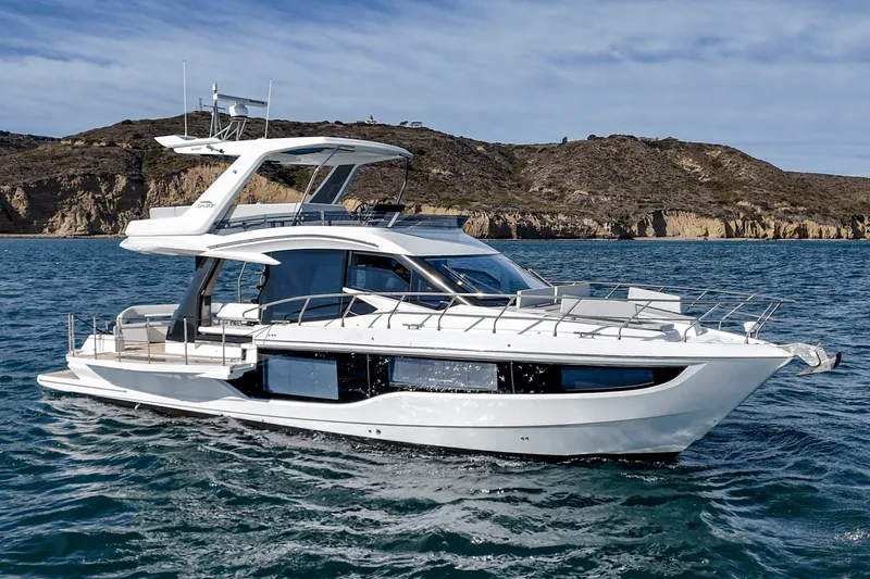 Slide: The Image of Galeon 500 FLY 2025 - 17