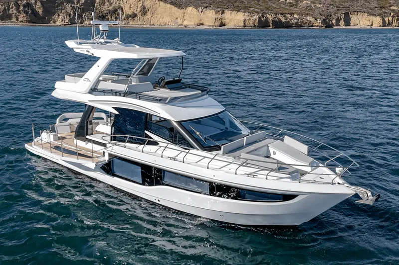 Slide: The Image of Galeon 500 FLY 2025 - 18