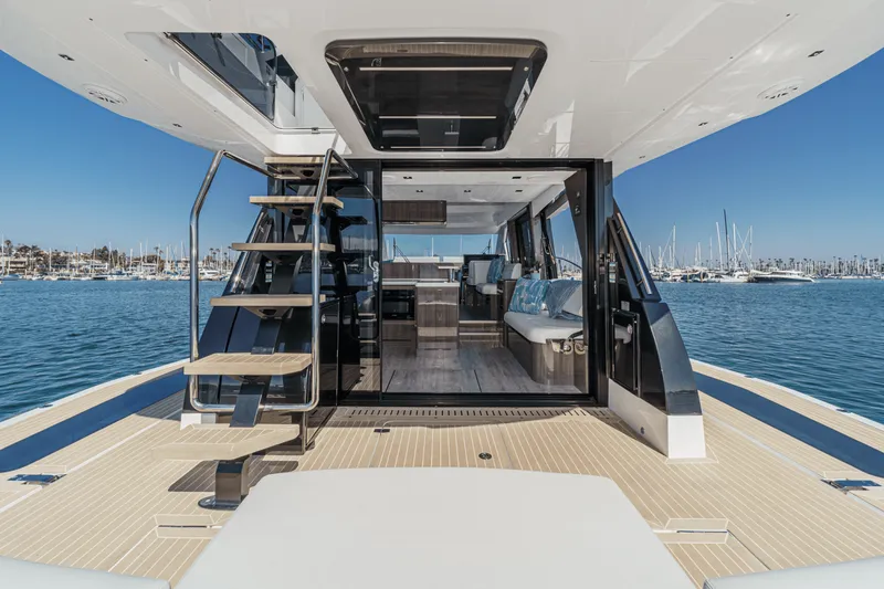 Slide: The Image of Galeon 500 FLY 2025 - 27