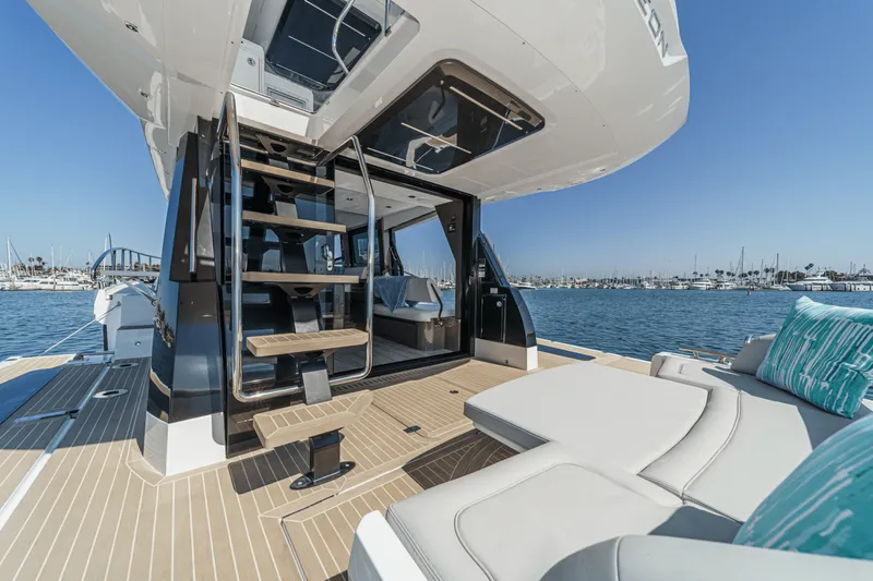 Slide: The Image of Galeon 500 FLY 2025 - 28