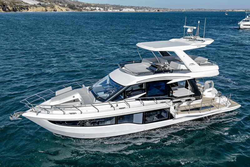 Slide: The Image of Galeon 500 FLY 2025 - 3
