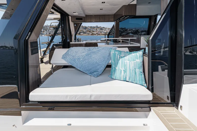 Slide: The Image of Galeon 500 FLY 2025 - 32