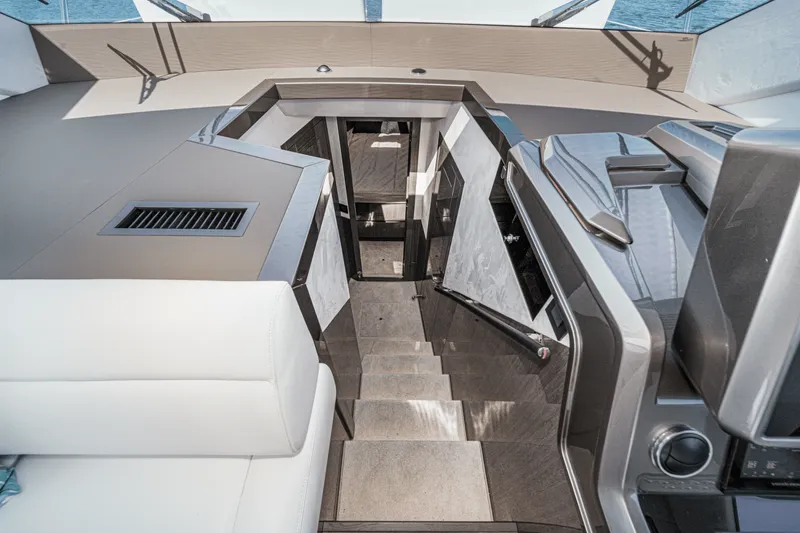 Slide: The Image of Galeon 500 FLY 2025 - 41