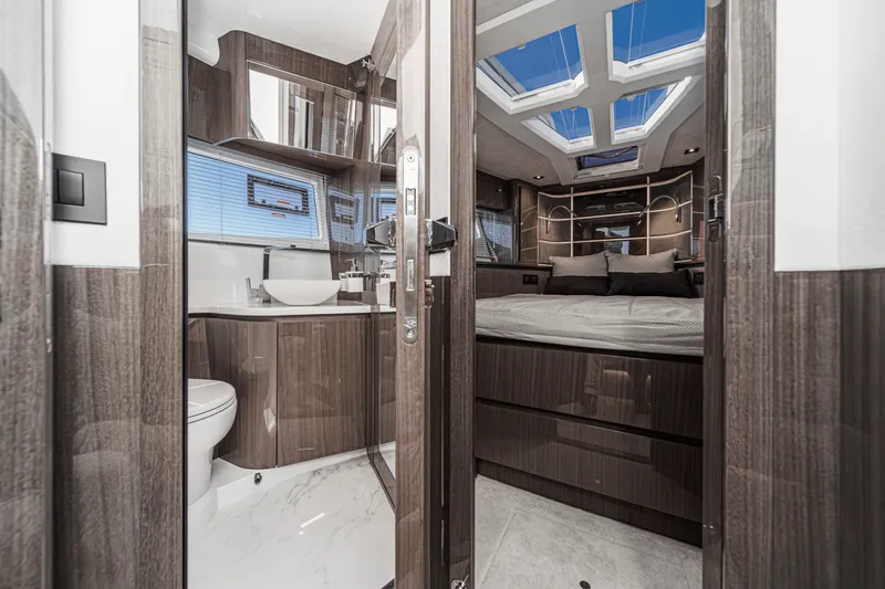 Slide: The Image of Galeon 500 FLY 2025 - 45