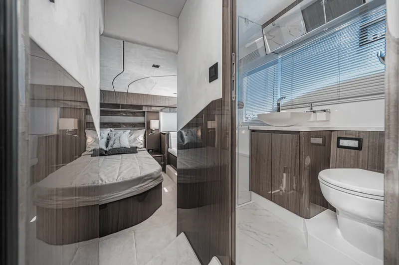 Slide: The Image of Galeon 500 FLY 2025 - 52