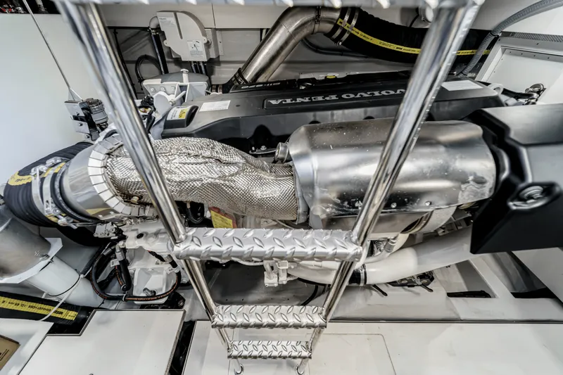 Slide: The Image of Galeon 500 FLY 2025 - 64