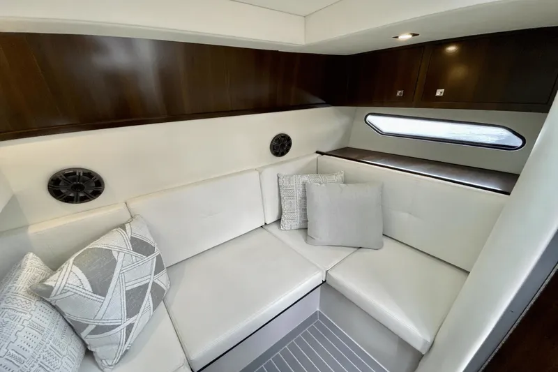 Slide: The Image of Cruisers Yachts 338 OB 2020 - 15