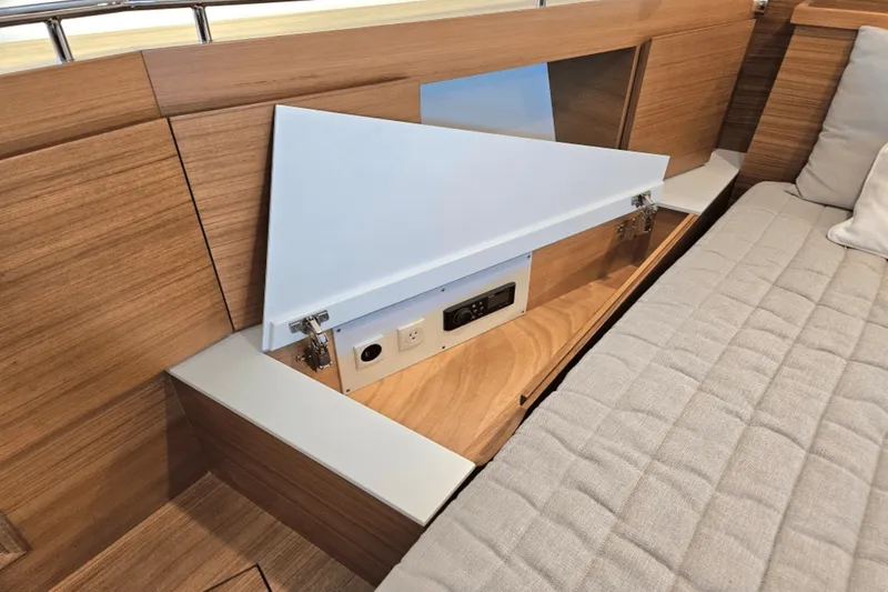 Slide: The Image of Delta CARBON 54 2018 - 57