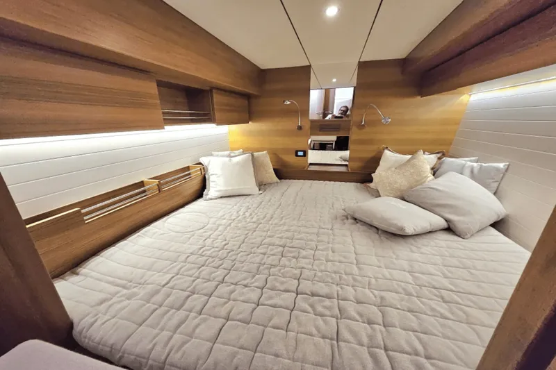 Slide: The Image of Delta CARBON 54 2018 - 65