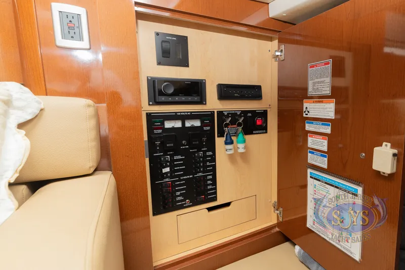 Slide: The Image of Sea Ray Sundancer 350 2012 - 22