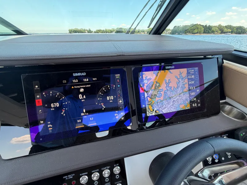 Slide: The Image of Sea Ray Sundancer 320 2026 - 13