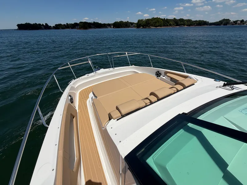Slide: The Image of Sea Ray Sundancer 320 2026 - 14