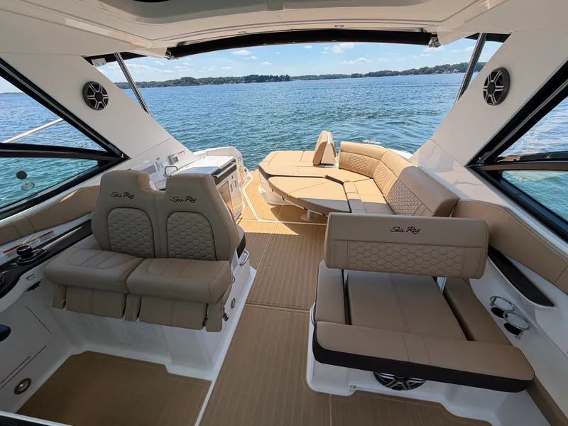 Slide: The Image of Sea Ray Sundancer 320 2026 - 22
