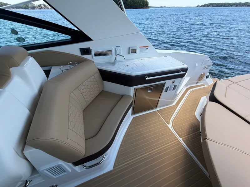 Slide: The Image of Sea Ray Sundancer 320 2026 - 33