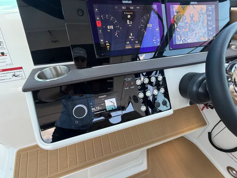 Slide: The Image of Sea Ray Sundancer 320 2026 - 12