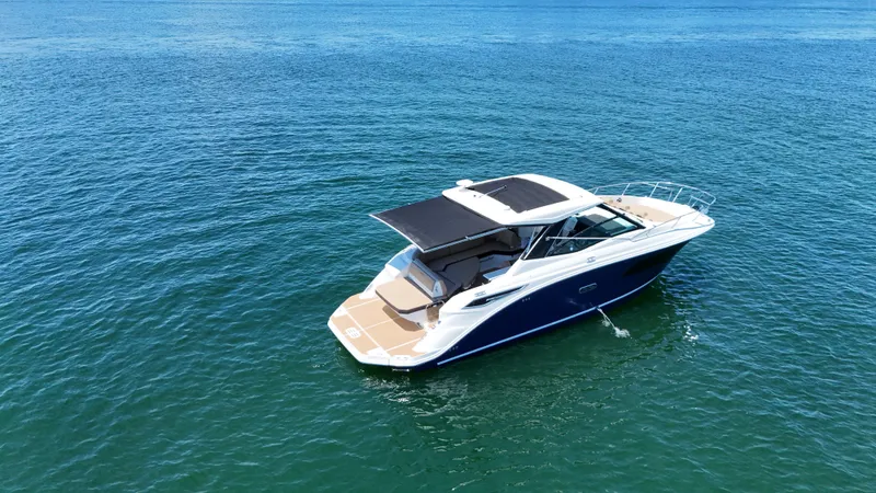Slide: The Image of Sea Ray Sundancer 320 2026 - 42