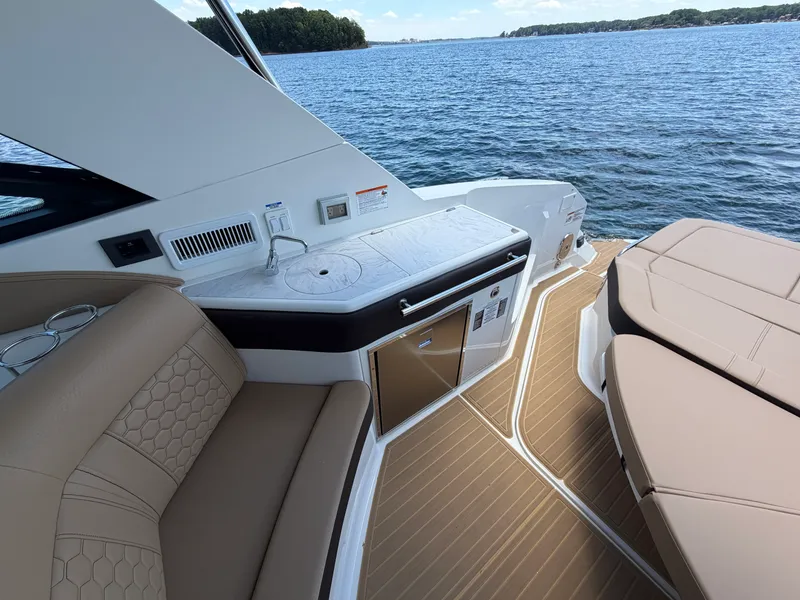 Slide: The Image of Sea Ray Sundancer 320 2026 - 32