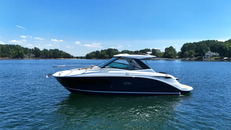 Slide: The Image of Sea Ray Sundancer 320 2026 - 41