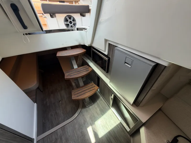 Slide: The Image of Sea Ray Sundancer 320 2026 - 23