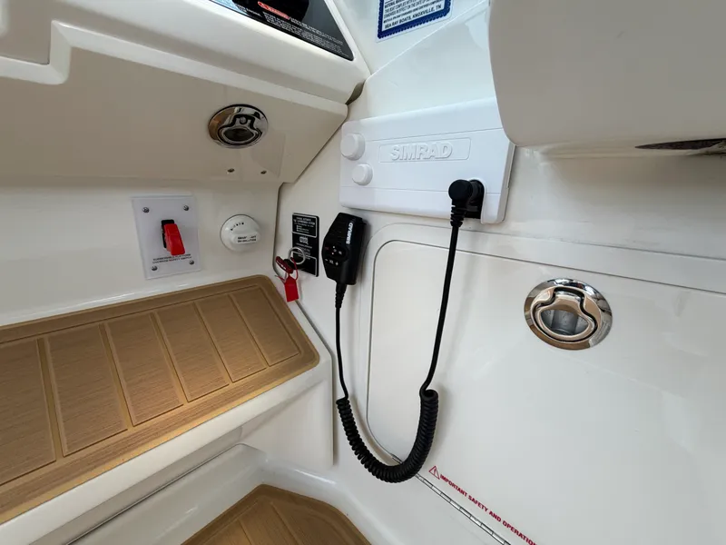 Slide: The Image of Sea Ray Sundancer 320 2026 - 10