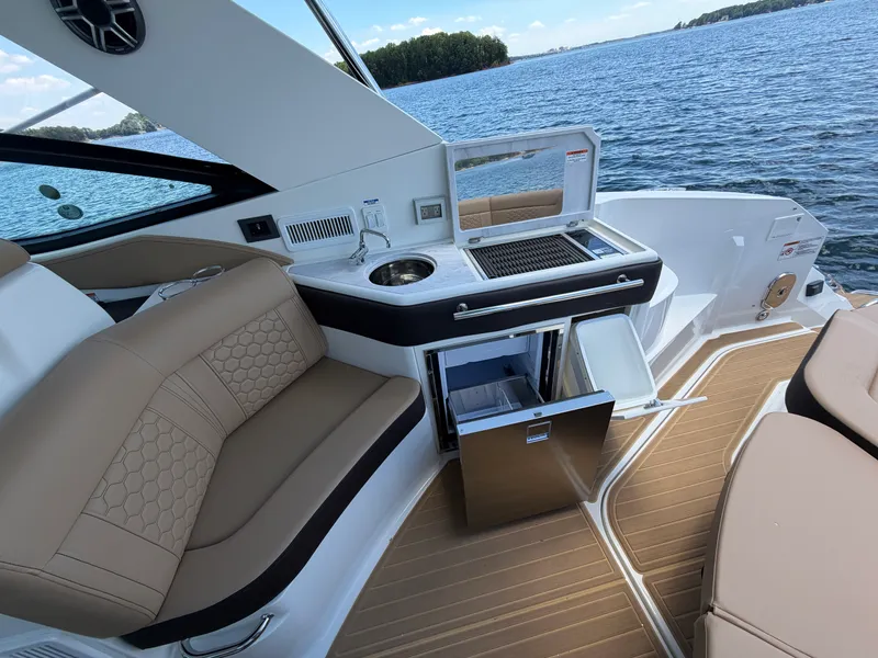 Slide: The Image of Sea Ray Sundancer 320 2026 - 34