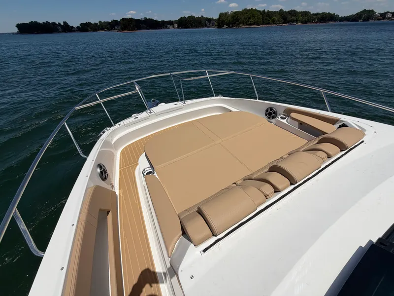 Slide: The Image of Sea Ray Sundancer 320 2026 - 15