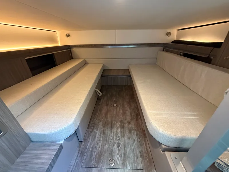 Slide: The Image of Sea Ray Sundancer 320 2026 - 28