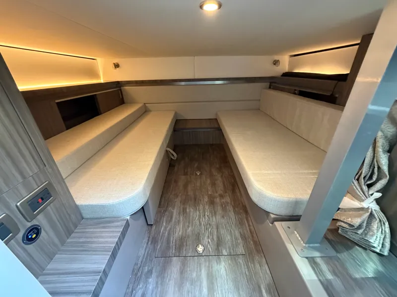 Slide: The Image of Sea Ray Sundancer 320 2026 - 26
