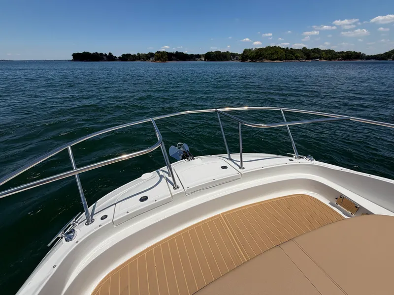 Slide: The Image of Sea Ray Sundancer 320 2026 - 16