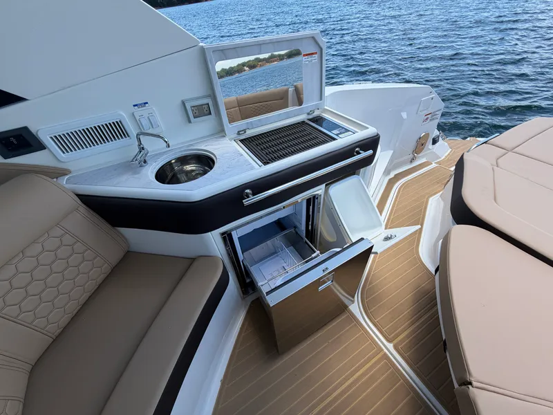 Slide: The Image of Sea Ray Sundancer 320 2026 - 35