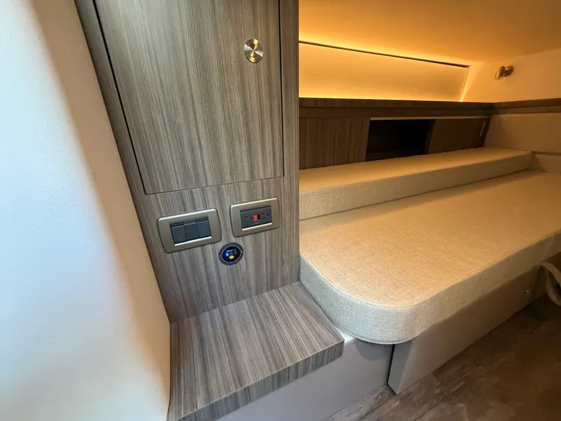 Slide: The Image of Sea Ray Sundancer 320 2026 - 27