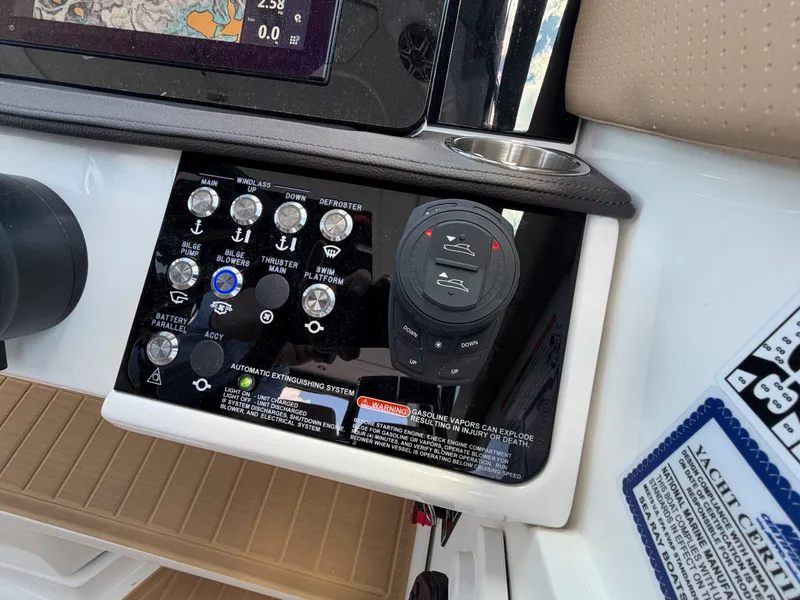 Slide: The Image of Sea Ray Sundancer 320 2026 - 11