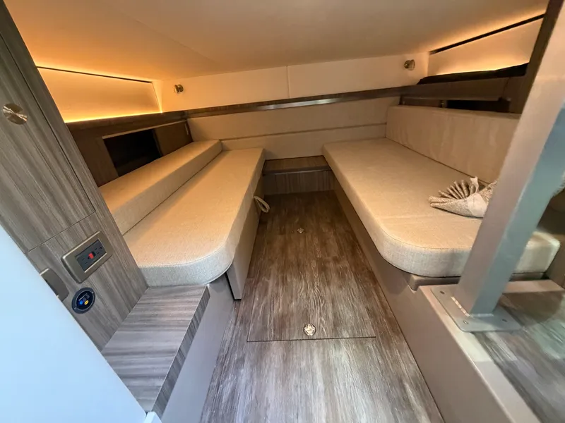 Slide: The Image of Sea Ray Sundancer 320 2026 - 25
